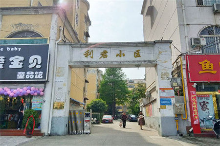 一实小附近东岳广场3室2厅2卫95万116m2毛坯房出售